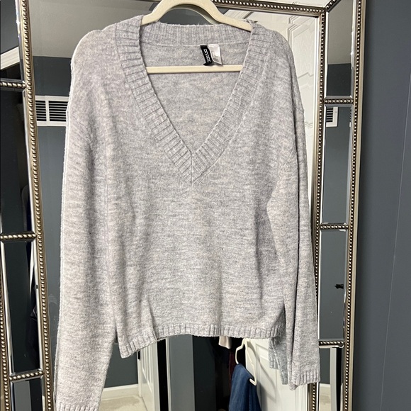 H&M Light Gray V-Neck Sweater - Picture 1 of 3